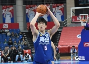 半岛体育-青岛更新杨瀚森特训！NBA级教练一对一强化投篮，好性格助力融入的简单介绍
