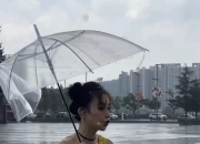 半岛体育官网-关于冯提莫素颜逛街被抓拍，又老又黑秒变大妈，网友：美颜太强大了的信息