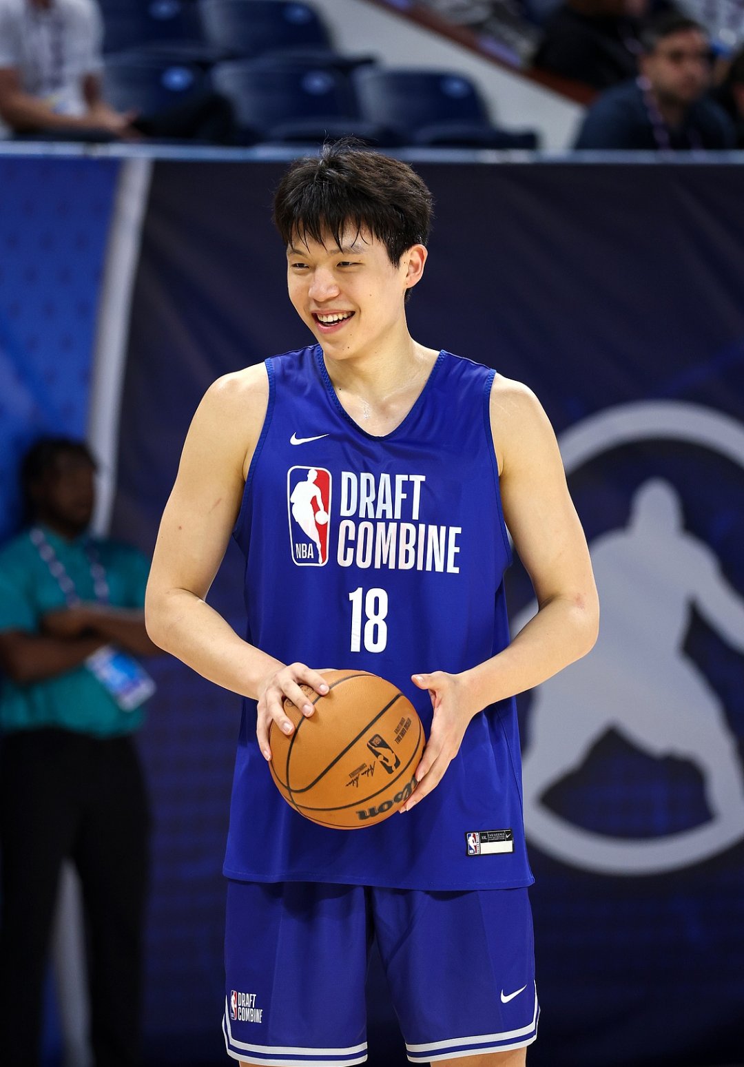 杨瀚森场均10分5板2.3帽屡次贡献惊艳妙传的简单介绍