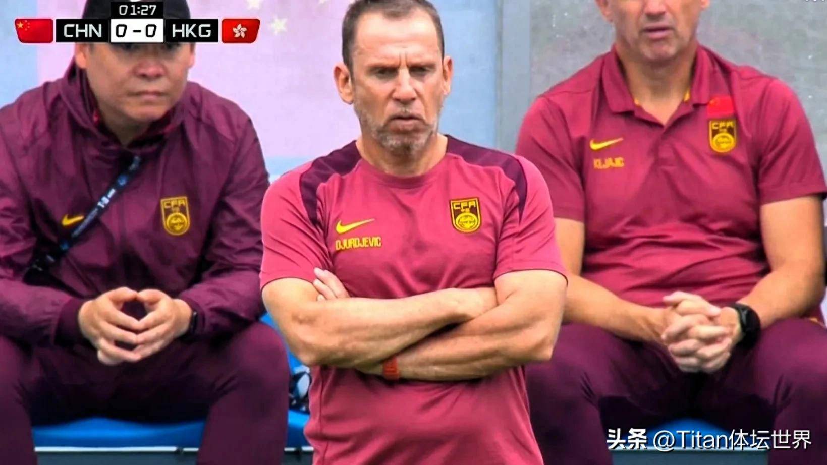 关于国足东亚杯首开记录，1-0小胜香港队逃离垫底，滑跪庆祝的信息