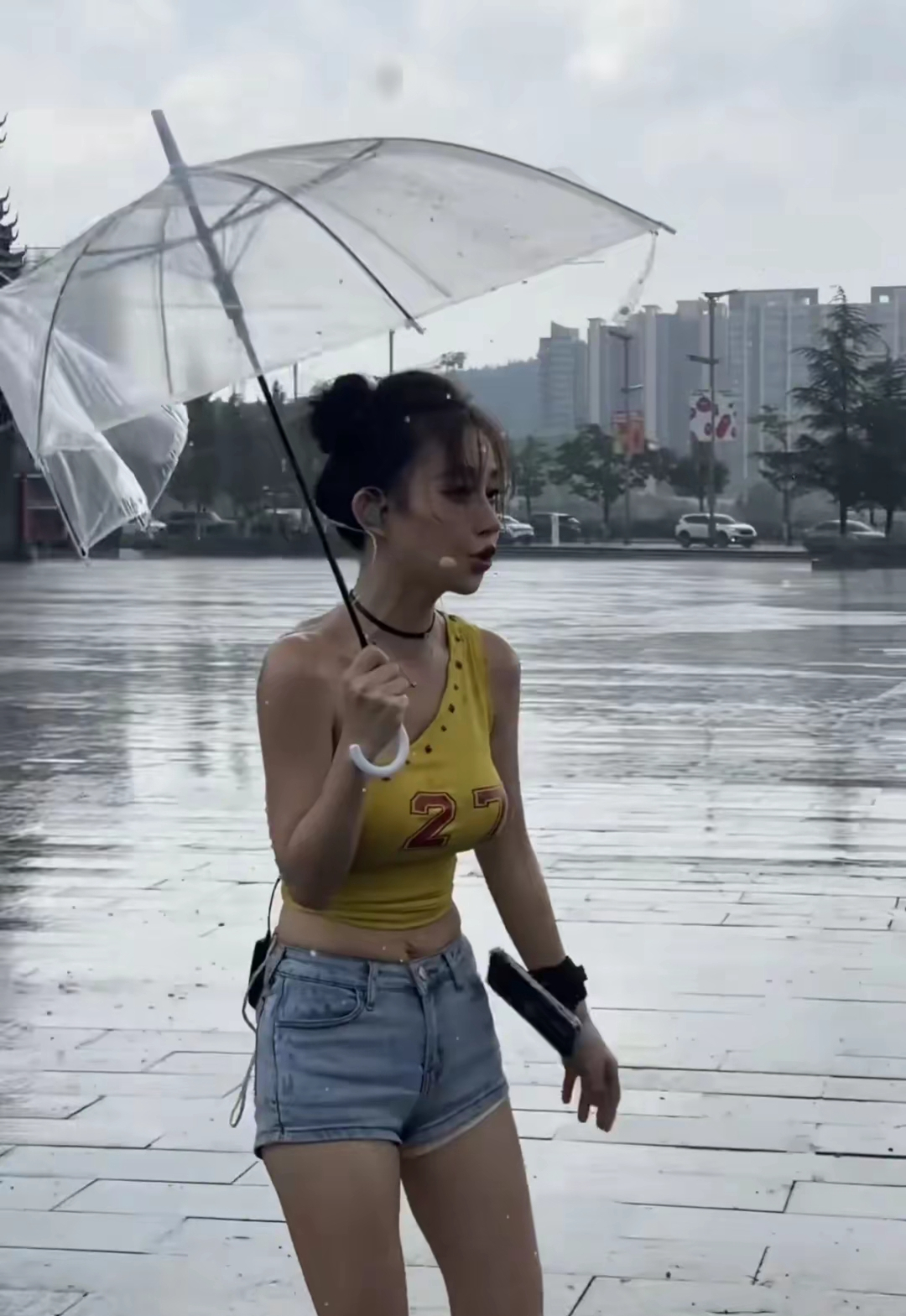 关于冯提莫素颜逛街被抓拍，又老又黑秒变大妈，网友：美颜太强大了的信息